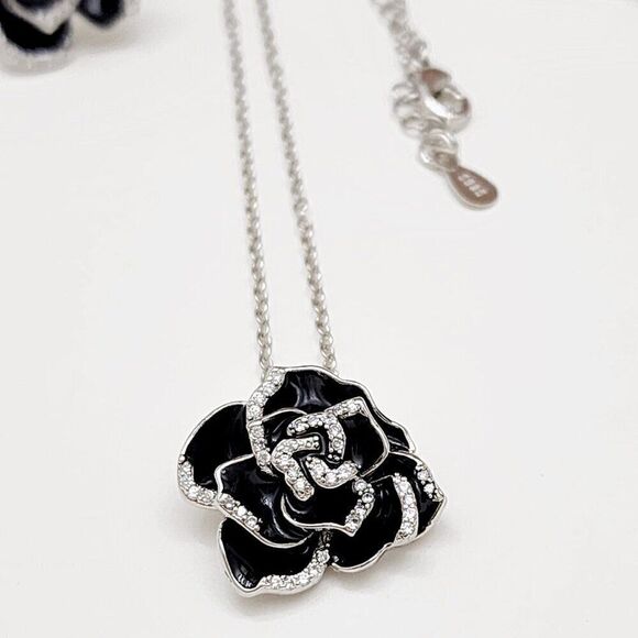 Elegant Black and Silver Rose Necklace Set - Picture 2 of 3